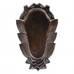 Scudetto per camoscio scuro intagliato